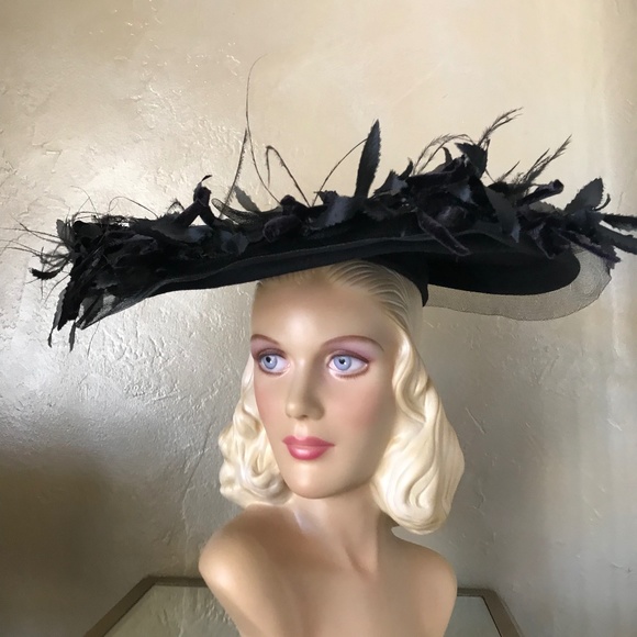 EXTRAVAGANT 1940s LARGE PANCAKE BLACK FELT HAT WITH CRIN, SATIN &amp; FEATHER TRIM